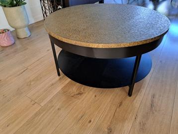Salontafel met messing/goud kleurig blad en zwart onderstel beschikbaar voor biedingen