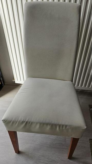 4 eetkamerstoelen, lichtkleurige stof beschikbaar voor biedingen