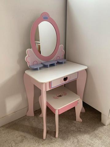 Leuk make-up tafeltje met accessoires beschikbaar voor biedingen