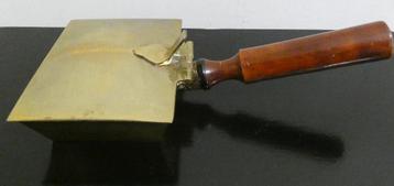 Kruimelvanger, asvanger met houten handvat [836] beschikbaar voor biedingen