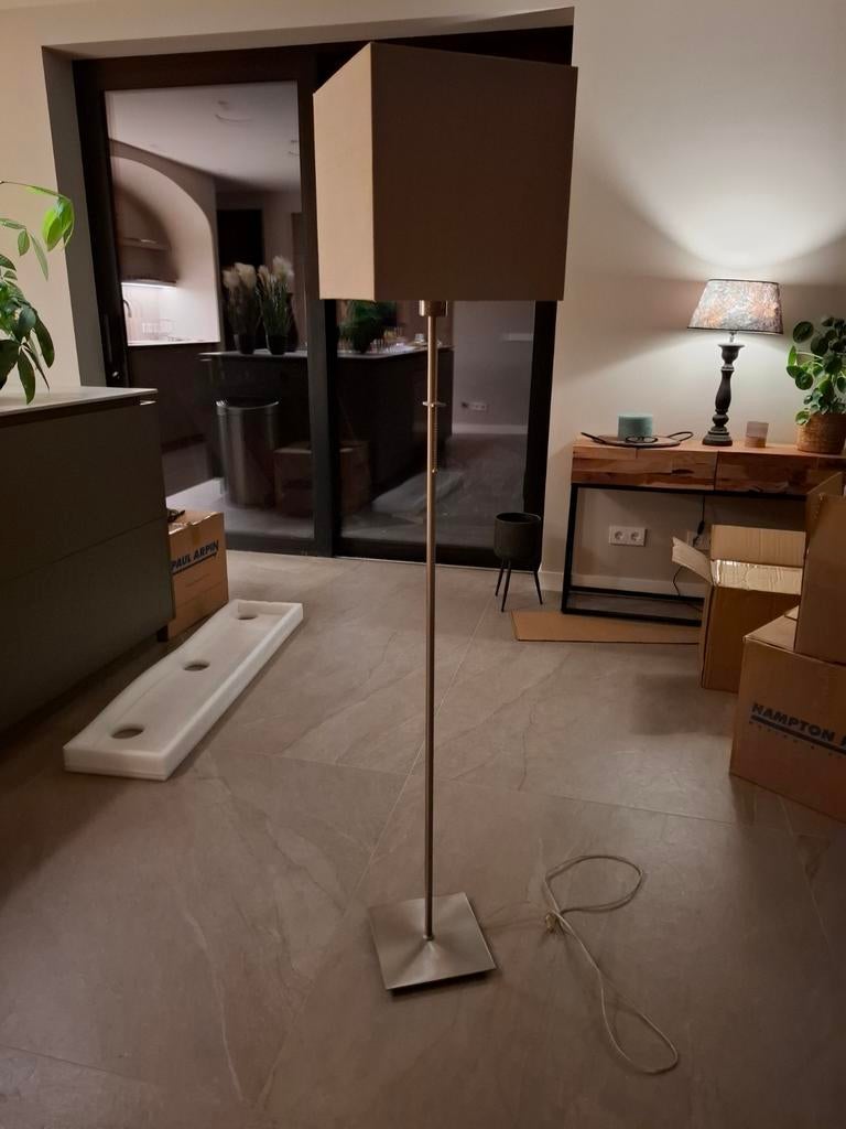 Vloerlamp met donker beige vierkante kap, Huis en Inrichting, Lampen | Vloerlampen, Ophalen, Zo goed als nieuw, 150 tot 200 cm