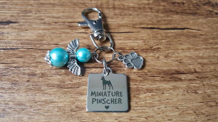 Sleutelhanger Dwergpinscher RVS met beschermengeltje, Dieren en Toebehoren, Honden-accessoires, Nieuw, Verzenden