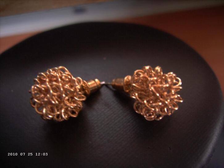 Een paar mooie Goudkleurige Oorbellen, Sieraden, Tassen en Uiterlijk, Antieke sieraden, Oorbellen, Overige materialen, Verzenden