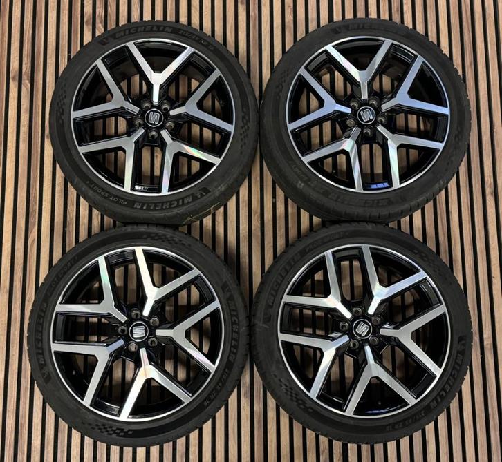 Nieuwstaat set 18' Seat velgen 5x112 Michelin 215/45/18, Auto-onderdelen, Banden en Velgen, Banden en Velgen, Zomerbanden, 18 inch