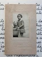 Oude schoolfoto - België - meisje in geruite jurk, Verzamelen, Gebruikt, Foto, Ophalen of Verzenden, Voor 1940