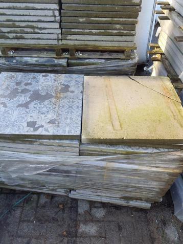 Gebruikte betontegels 88 stuks 60x60x4 beschikbaar voor biedingen