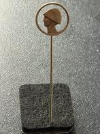 Speld 10 cent huisvlijt Wilhelmina in Londen zilver, Ophalen of Verzenden, Nederland, Embleem of Badge