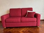 Rode tweepersoonsbank met houten poten, Huis en Inrichting, Banken | Bankstellen, Tweepersoons, Ophalen of Verzenden, Zo goed als nieuw