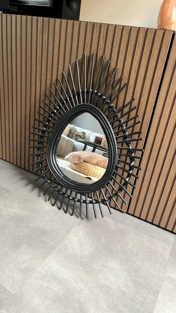 Zwarte houten spiegel in oogvorm – stijlvolle eyecatcher, Huis en Inrichting, Woonaccessoires | Spiegels, Zo goed als nieuw, Minder dan 50 cm
