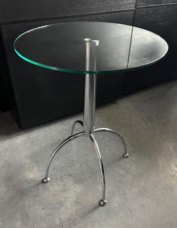Retro / Vintage bijzettafel met glazen blad beschikbaar voor biedingen