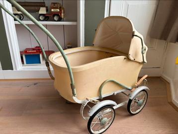 Vintage poppenwagen beschikbaar voor biedingen