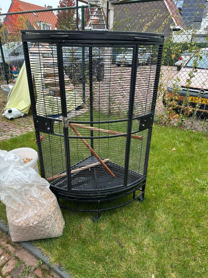 Papagaaien kooi hoek kooi, Dieren en Toebehoren, Vogels | Hokken en Kooien, Zo goed als nieuw, Vogelkooi, Metaal, Ophalen