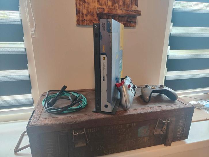 Xbox One X Cyberpunk 2077 + 2 Controllers, Spelcomputers en Games, Spelcomputers | Xbox One, Zo goed als nieuw, Xbox One X, 1 TB