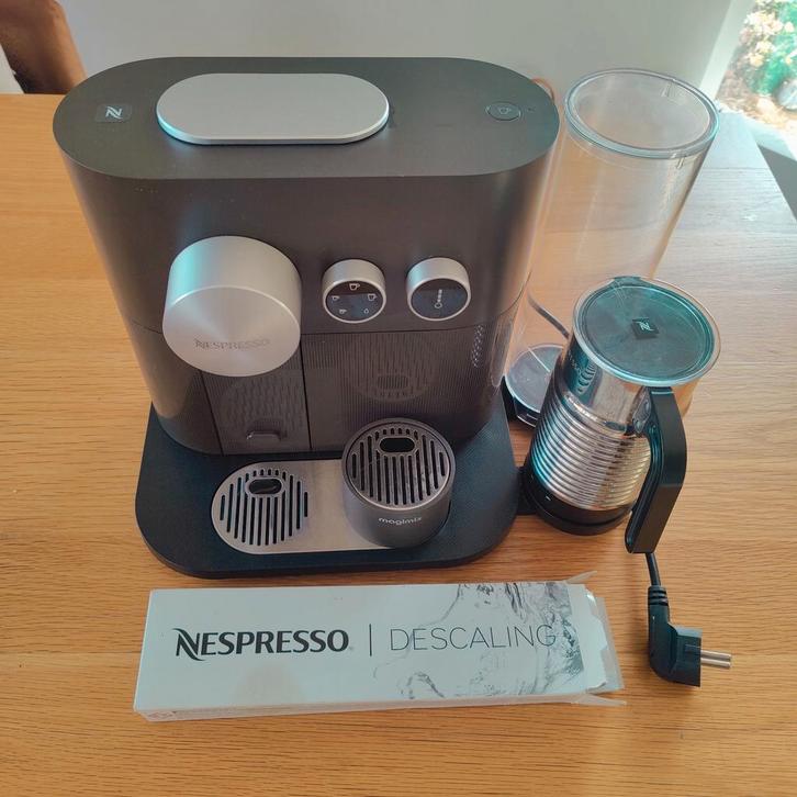 Nespresso Expert Magimix, met melkopschuimer, Witgoed en Apparatuur, Koffiezetapparaten, Gebruikt, Koffiepads en cups, Koffiemachine