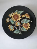 mooi keramiek wandbord met zonnebloemen izgst  32 cm doors, Antiek en Kunst, Antiek | Keramiek en Aardewerk, Ophalen