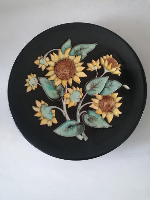 mooi keramiek wandbord met zonnebloemen izgst  32 cm doors, Antiek en Kunst, Antiek | Keramiek en Aardewerk, Ophalen