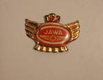 JAWA rood op zilverkleurig motorfiets speldje, Verzamelen, Speldjes, Pins en Buttons, Ophalen of Verzenden, Gebruikt, Transport