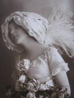 Antieke Kaart uit 1918 - Dame met Grote Witte Hoed / Veren, Gelopen, Overige thema's, Voor 1920, Verzenden