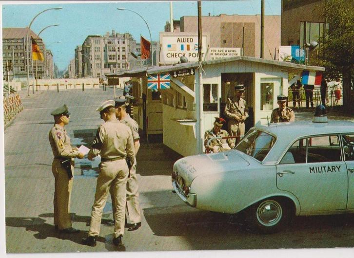 Duitsland, Berlijn met auto Ford Taunus P3/17M, Verzamelen, Ansichtkaarten | Buitenland, Gelopen, Duitsland, 1960 tot 1980, Ophalen of Verzenden