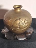 Bronzen chinees vaasje op houten standaard., Antiek en Kunst, Ophalen of Verzenden