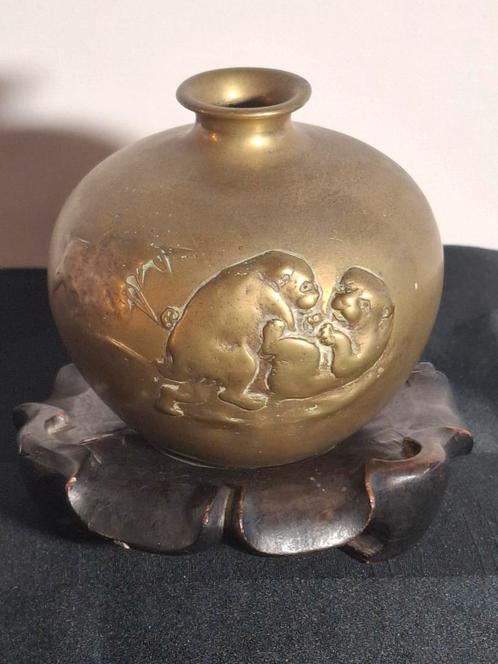Bronzen chinees vaasje op houten standaard., Antiek en Kunst, Kunst | Niet-Westerse kunst, Ophalen of Verzenden