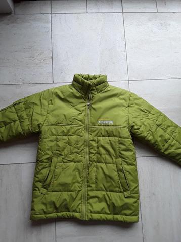 Lime kleurige winterjas maat 122/128.  beschikbaar voor biedingen