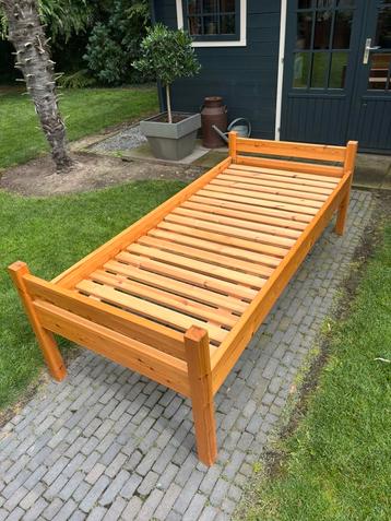 1x eenpersoonsbed, degelijk hout beschikbaar voor biedingen