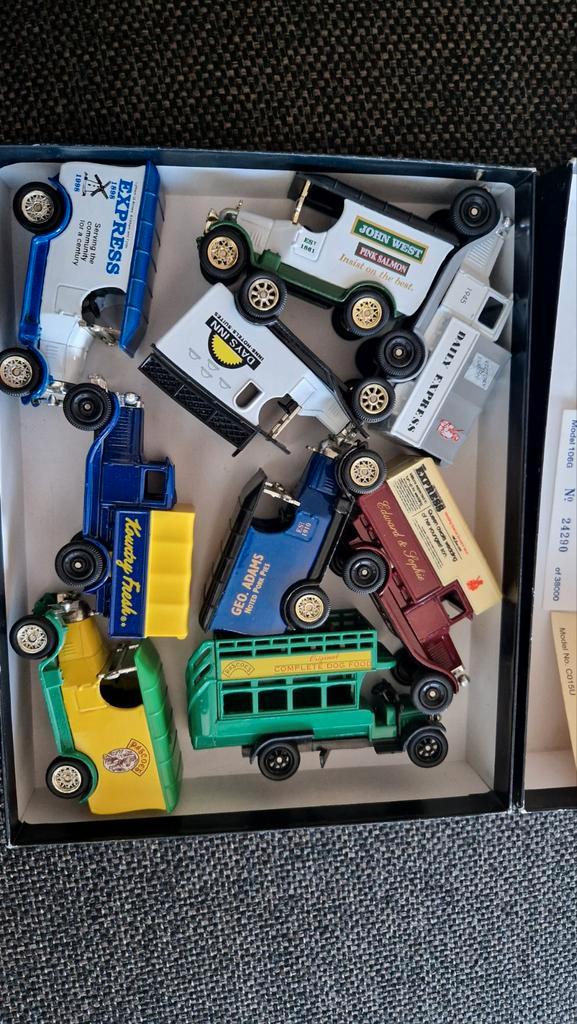 Oxford Diecast Auto's - 9 Stuks + Certificaten, Hobby en Vrije tijd, Modelbouw | Auto's en Voertuigen, Gebruikt, Auto, 1:50 of kleiner