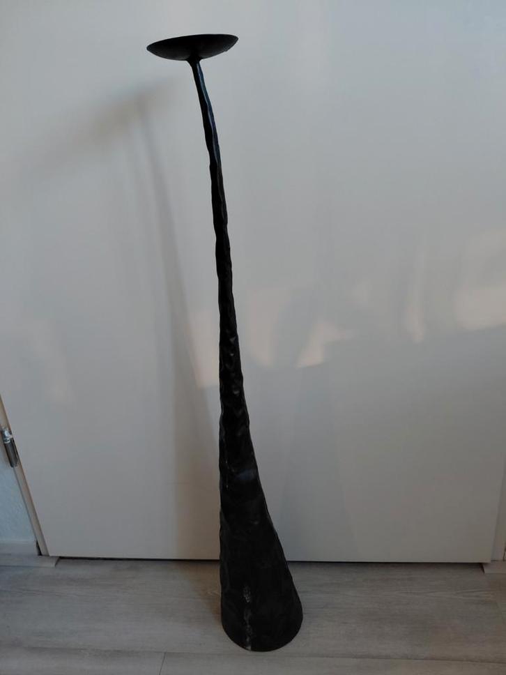 Vintage brutalist kandelaar sculptuur gehamerd 86 cm, Antiek en Kunst, Antiek | Kandelaars, Ophalen