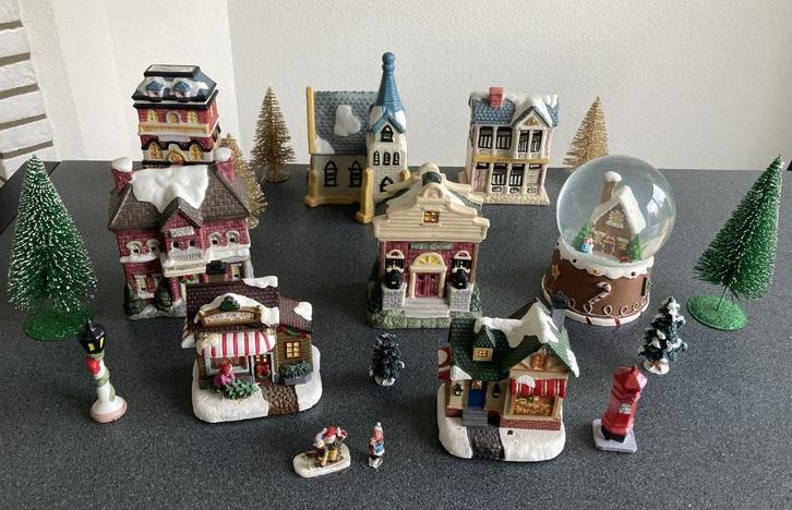 kerstdorp met 8 mooie grote stenen kersthuisjes enz zgan, Diversen, Kerst, Zo goed als nieuw, Ophalen of Verzenden