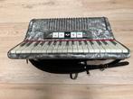 L'Artigiana accordeon 80 bas, Muziek en Instrumenten, Accordeons, Gebruikt, 80-bas, Toetsaccordeon, Met riemen