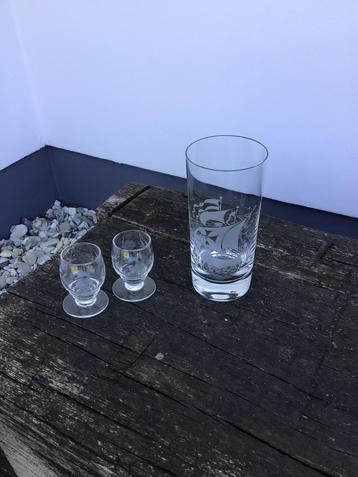 Groot geslepen glas met schip + 2 geslepen borrelglaasjes beschikbaar voor biedingen