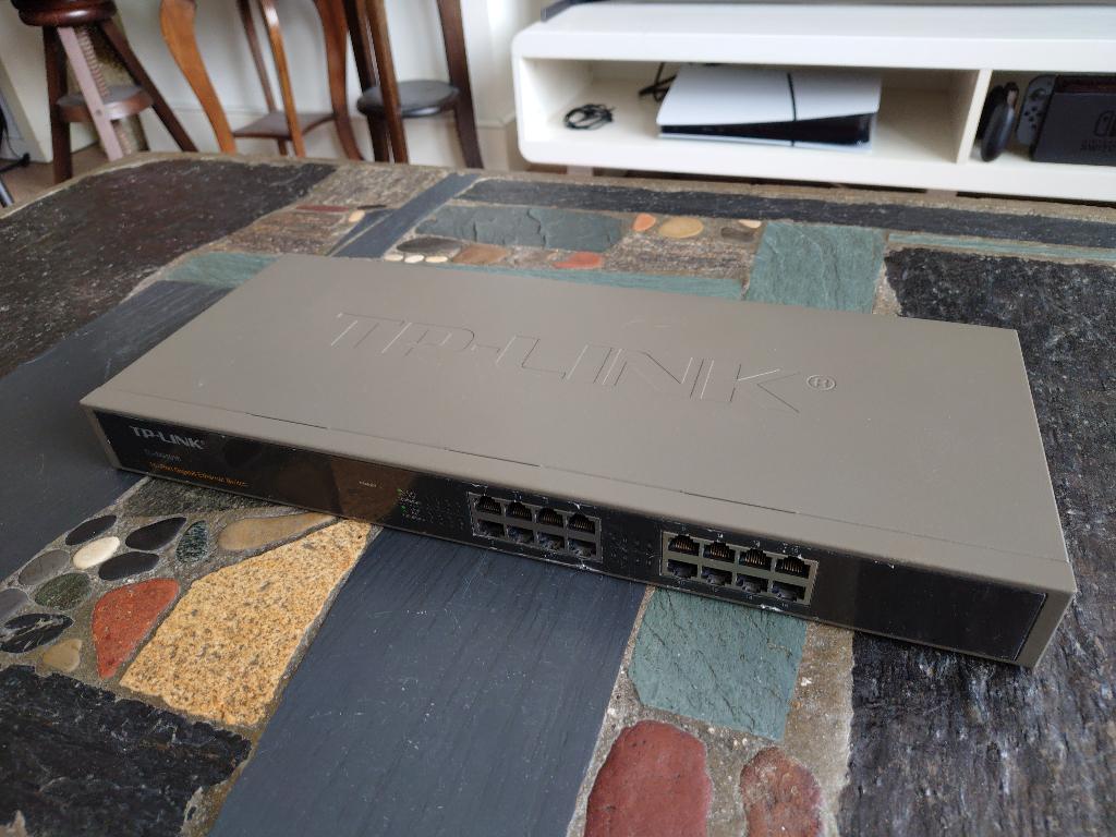 TP-link TL-SG1016 16 poorts gigabit netwerk switch, Computers en Software, Netwerk switches, Ophalen