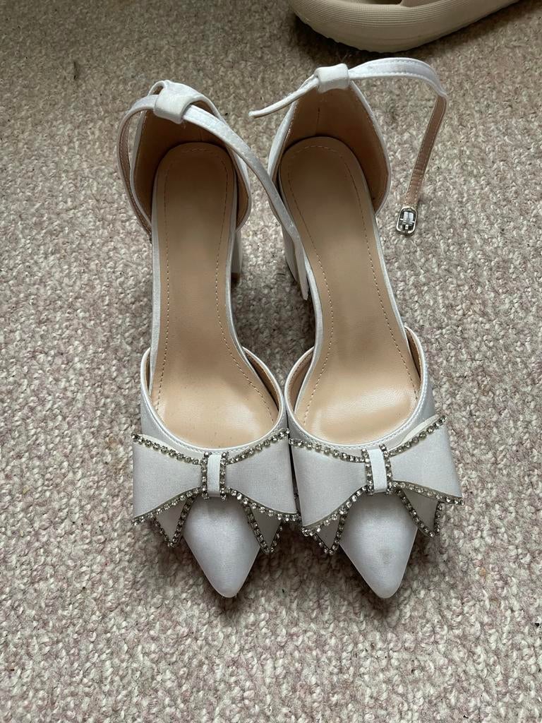 Witte hakken met strik en steentjes maat 38, Ophalen of Verzenden, Gedragen, Wit, Pumps