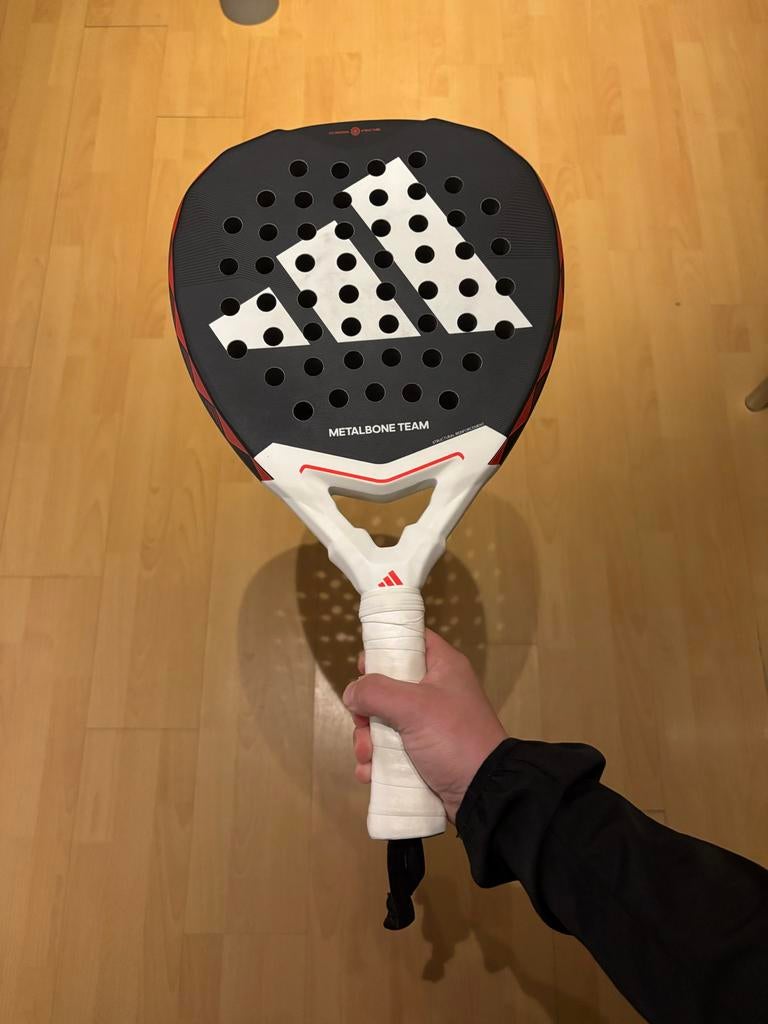 Adidas Metalbone Team – Lichte beschadiging, Sport en Fitness, Padel, Ophalen of Verzenden, Gebruikt, Padelracket