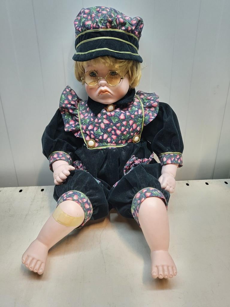 Vintage porseleinen pop met aardbeienoutfit en bril, Ophalen of Verzenden, Gebruikt, Overige typen