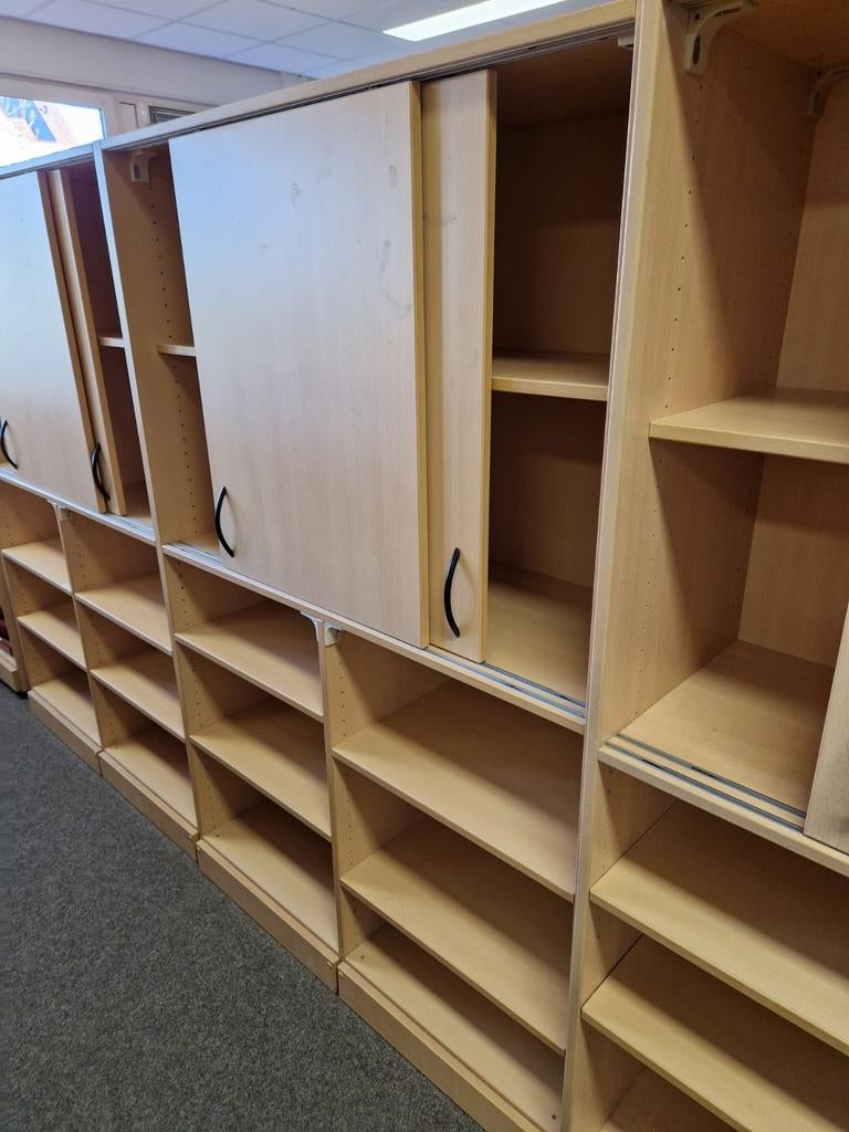 Diverse kasten met schuifdeuren en open vakken, Ophalen