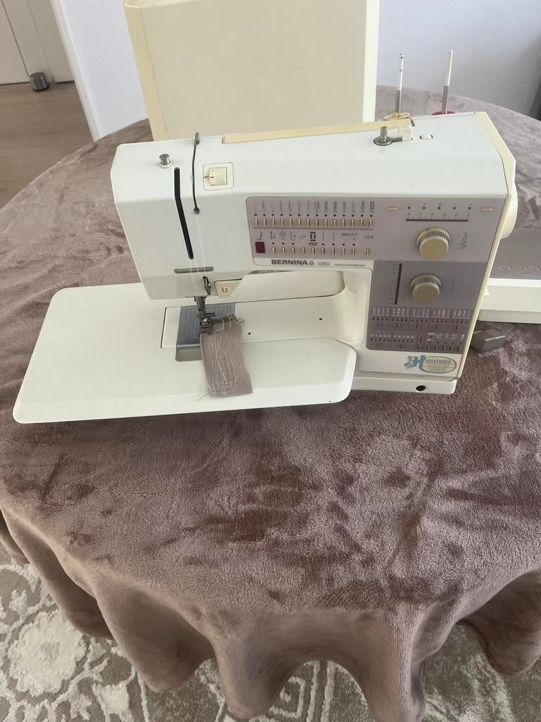 Naaimachine Bernina 1230 computer, Ophalen, Zo goed als nieuw, Lockmachine, Bernina