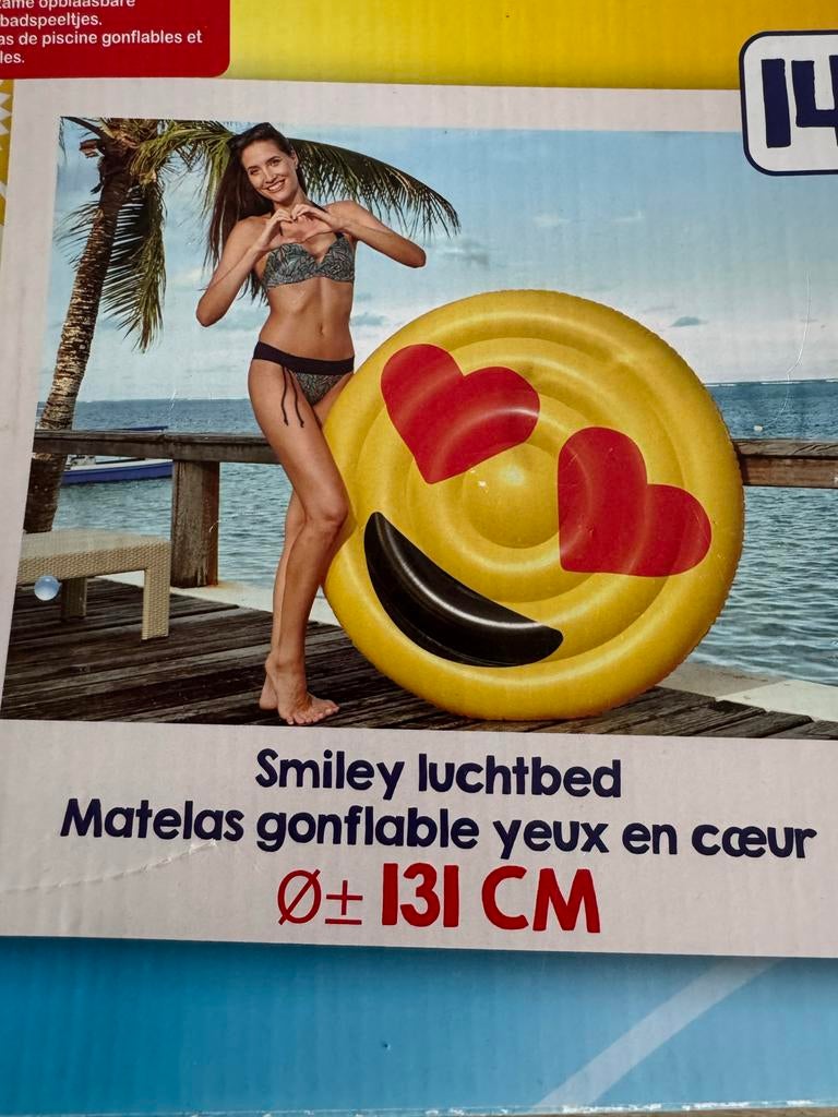 Smiley luchtbed met hartjesogen - Ø 131 cm, Caravans en Kamperen, Ophalen of Verzenden, Nieuw, 1-persoons