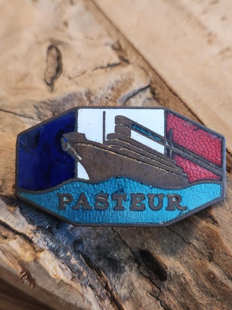 Speldje - Pasteur - schip - emaille, Ophalen of Verzenden, Gebruikt, Transport, Speldje of Pin