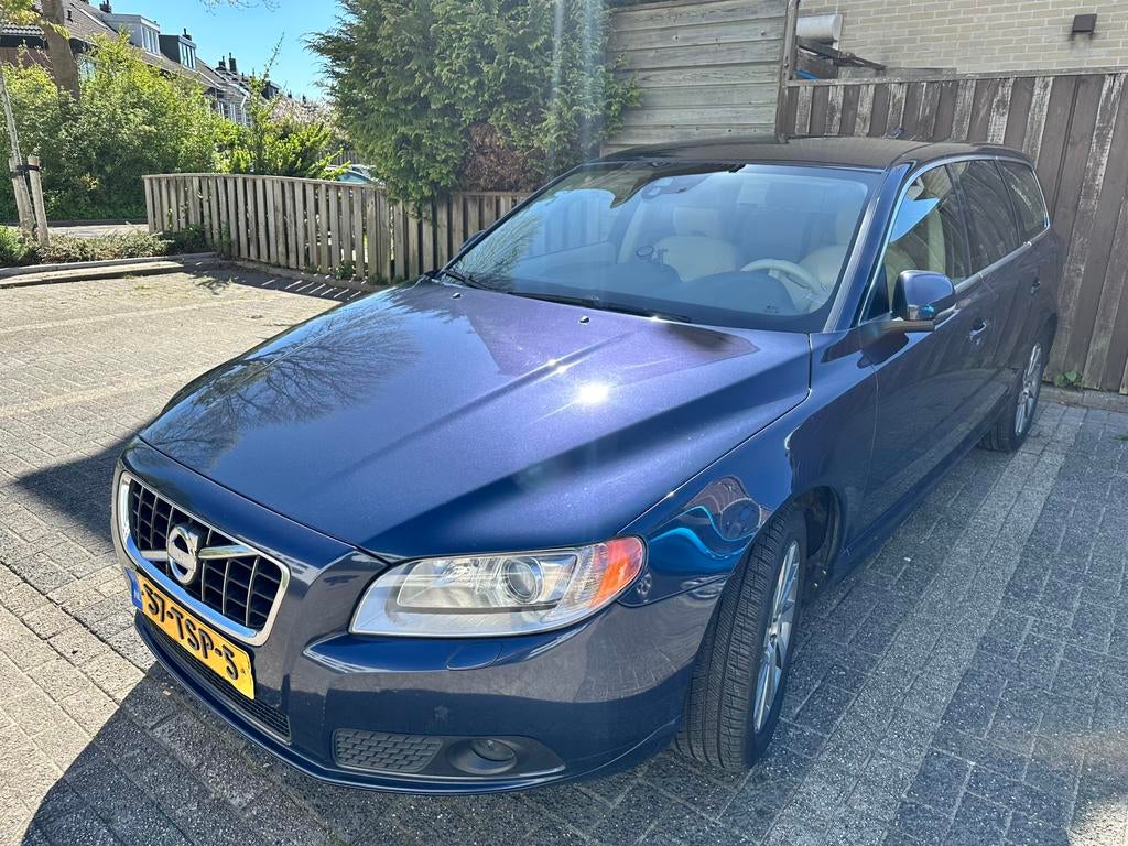 Volvo V70 T4 132KW 2012 Blauw +4 ext velgen met winterbanden, Auto's, Volvo, Voorwielaandrijving, 1596 cc, 15 km/l, Stationwagon