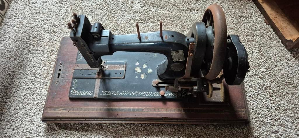 Zeer oude naaimachine, Antiek en Kunst, Antiek | Naaimachines, Ophalen