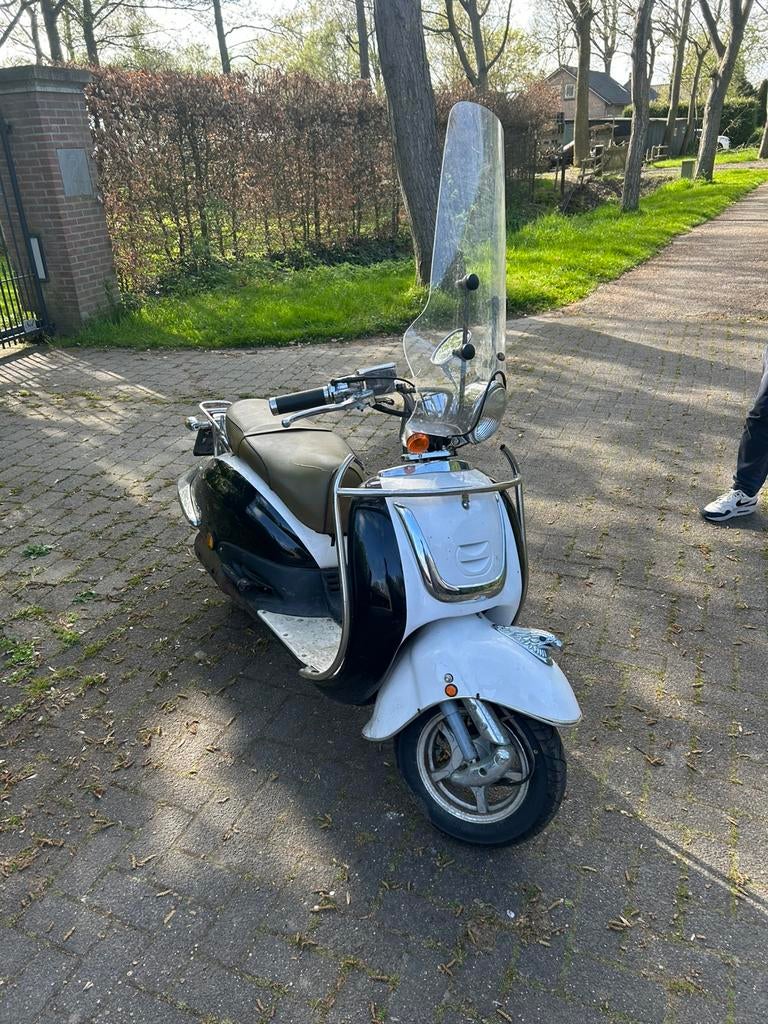 Agm scooter loop of sloop, Fietsen en Brommers, Snorfietsen en Snorscooters, Ophalen, Zo goed als nieuw, Benzine, Overige merken