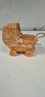 Miniatuur vintage rieten wagentje, Ophalen of Verzenden, Gebruikt, Poppenhuis