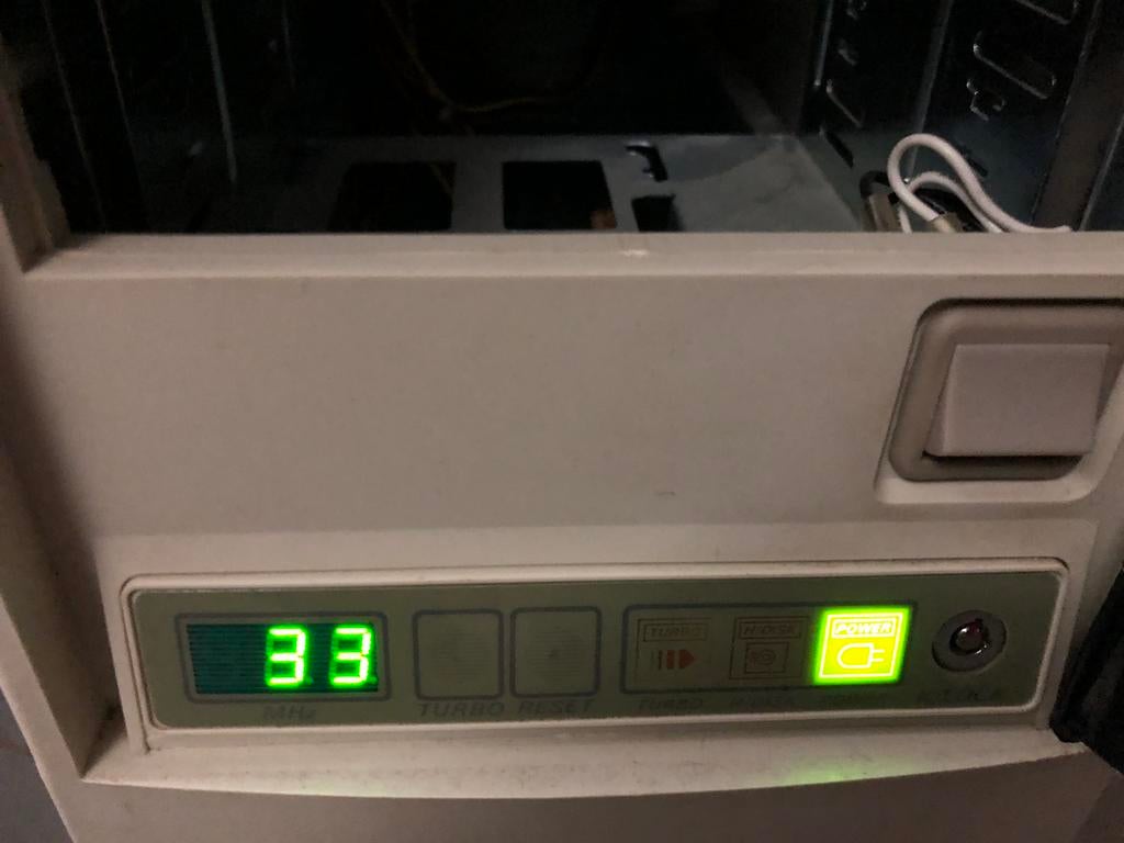 AT Big tower kast met turbo knop en 999mhz display., Computers en Software, Vintage Computers, Ophalen