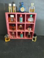 Verzameling miniatuur parfumflesjes in vitrine kastje, Sieraden, Tassen en Uiterlijk, Uiterlijk | Parfum, Gebruikt, N.v.t., N.v.t.