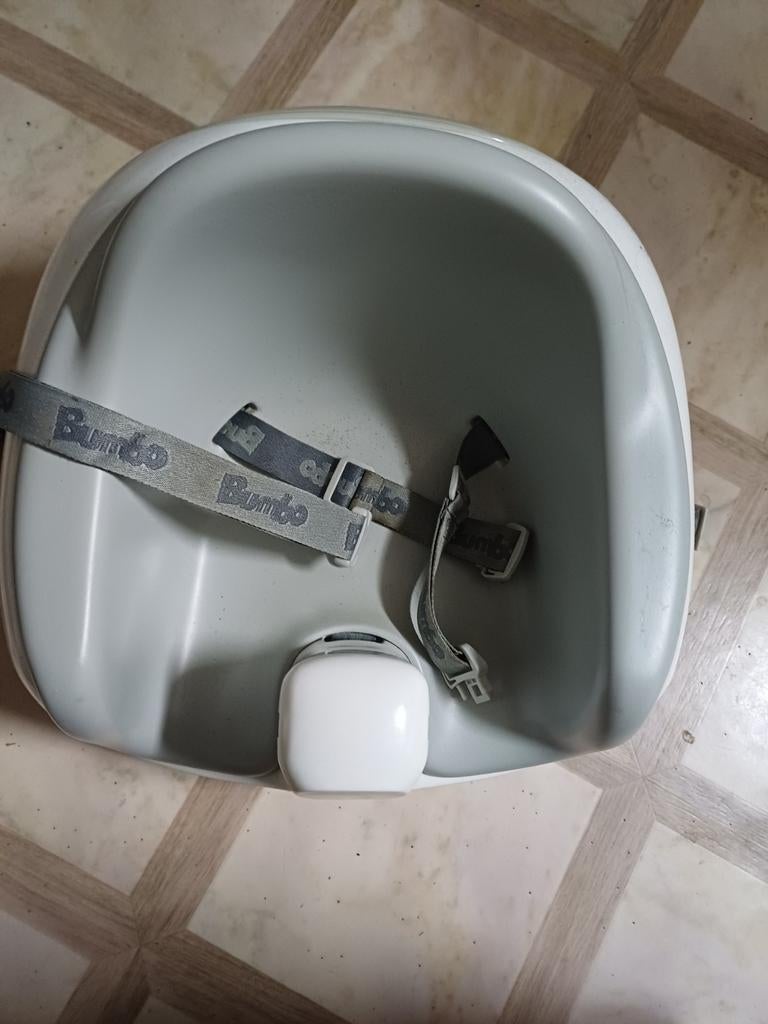 Bumbo Babyzitje - Grijs met Veilig, Ophalen of Verzenden, Gebruikt, Overige typen, Gordel(s)