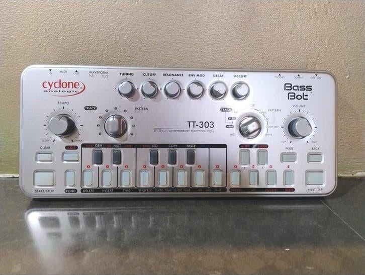 Cyclone Analogic TT-303 Bass Bot synthesizer, Muziek en Instrumenten, Ophalen of Verzenden, Zo goed als nieuw, Overige aantallen