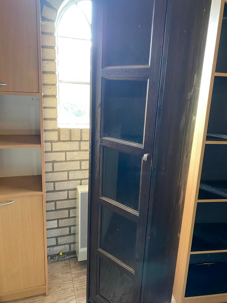 Hoge vitrinekast met glazen deuren en planken, Huis en Inrichting, Ophalen, Minder dan 50 cm, Gebruikt, 200 cm of meer