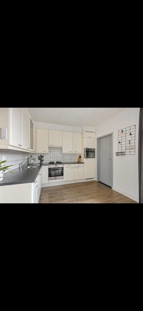 Moderne hoekkeuken met inbouwapparatuur, Ophalen, Gebruikt, Hoekkeuken, Kunststof